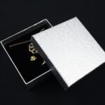 cutie-cadou-argintie-pentru-set-cercei-colier-si-inel-25x85x85cm-4.jpg