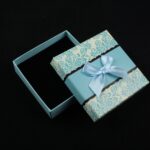 cutie-cadou-model-floral-bleu-pentru-set-cercei-colier-si-inel-25x85x85cm.jpg