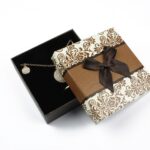 cutie-cadou-model-floral-maro-pentru-set-cercei-colier-si-inel-25x85x85cm.jpg