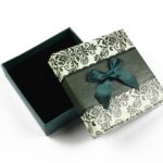 cutie-cadou-model-floral-verde-pentru-set-cercei-colier-si-inel-25x85x85cm.jpg