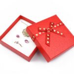 cutie-cadou-rosie-pentru-set-cercei-colier-si-inel-25x85x85cm-4.jpg