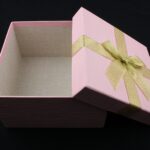 cutie-cadou-roz-cu-fundita-aurie-10x175x175cm-1.jpg