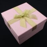 cutie-cadou-roz-cu-fundita-aurie-10x175x175cm.jpg