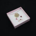 cutie-cadou-roz-pentru-set-cercei-colier-si-inel-25x85x85cm-1.jpg