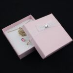 cutie-cadou-roz-pentru-set-cercei-colier-si-inel-25x85x85cm.jpg