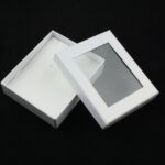 cutie-cadou-alba-cu-capac-transparent-pentru-set-cercei-colier-si-inel-2x65x75cm.jpg