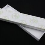 cutie-cadou-alba-model-floral-pentru-colier-bratara-sau-ceas-2x45x20cm-6.jpg