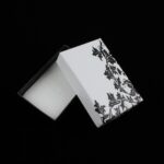 cutie-cadou-alba-model-floral-pentru-set-cercei-colier-si-inel-25x5x8cm.jpg