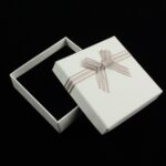 cutie-cadou-alba-pentru-set-cercei-colier-si-inel-25x85x85cm-7.jpg