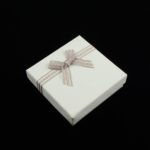 cutie-cadou-alba-pentru-set-cercei-colier-si-inel-25x85x85cm-8.jpg