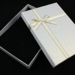 cutie-cadou-alba-pentru-set-cercei-colier-si-inel-3x12x16cm.jpg