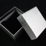 cutie-cadou-argintie-pentru-bijuterii-cu-pernita-55x8x85cm.jpg
