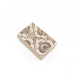 cutie-cadou-bej-model-floral-auriu-pentru-set-cercei-colier-si-inel-25x5x8cm-1.jpg