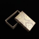 cutie-cadou-bej-model-floral-auriu-pentru-set-cercei-colier-si-inel-25x5x8cm.jpg