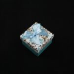 cutie-cadou-bleu-model-floral-pentru-inel-sau-cercei-35x5x5cm-1.jpg