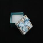 cutie-cadou-bleu-model-floral-pentru-inel-sau-cercei-35x5x5cm.jpg