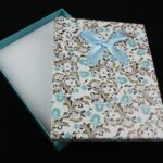 cutie-cadou-bleu-model-floral-pentru-set-cercei-colier-si-inel-3x12x16cm.jpg