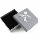 cutie-cadou-gri-pentru-set-cercei-colier-si-inel-25x85x85cm-3.jpg