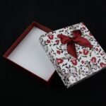 cutie-cadou-model-floral-pentru-set-cercei-colier-si-inel-25x85x85cm.jpg