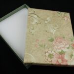 cutie-cadou-model-floral-pentru-set-cercei-colier-si-inel-3x12x16cm.jpg
