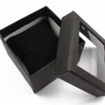 cutie-cadou-neagra-cu-capac-transparent-pentru-bijuterii-cu-pernita-5x88x88cm.jpg