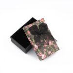 cutie-cadou-neagra-model-floral-pentru-set-colier-cercei-si-inel-25x5x78cm.jpg