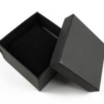 cutie-cadou-neagra-pentru-bratara-sau-ceas-cu-pernita-88x88x55cm.jpg