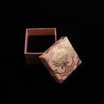 cutie-cadou-roz-model-floral-auriu-pentru-inelcercei-35x45x45cm-2.jpg