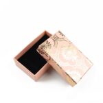cutie-cadou-roz-model-floral-auriu-pentru-set-cercei-colier-si-inel-25x5x8cm-4.jpg