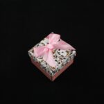 cutie-cadou-roz-model-floral-pentru-inel-sau-cercei-35x5x5cm-1.jpg