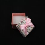 cutie-cadou-roz-model-floral-pentru-inel-sau-cercei-35x5x5cm.jpg