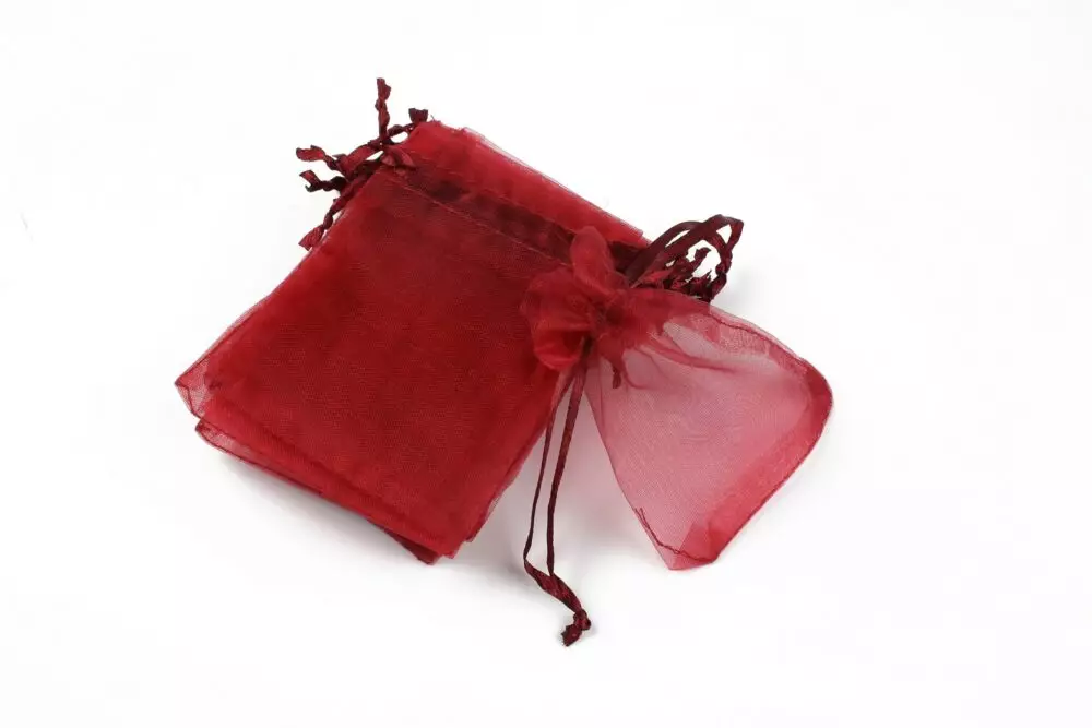 saculet-organza-grena-65x8cm.jpg